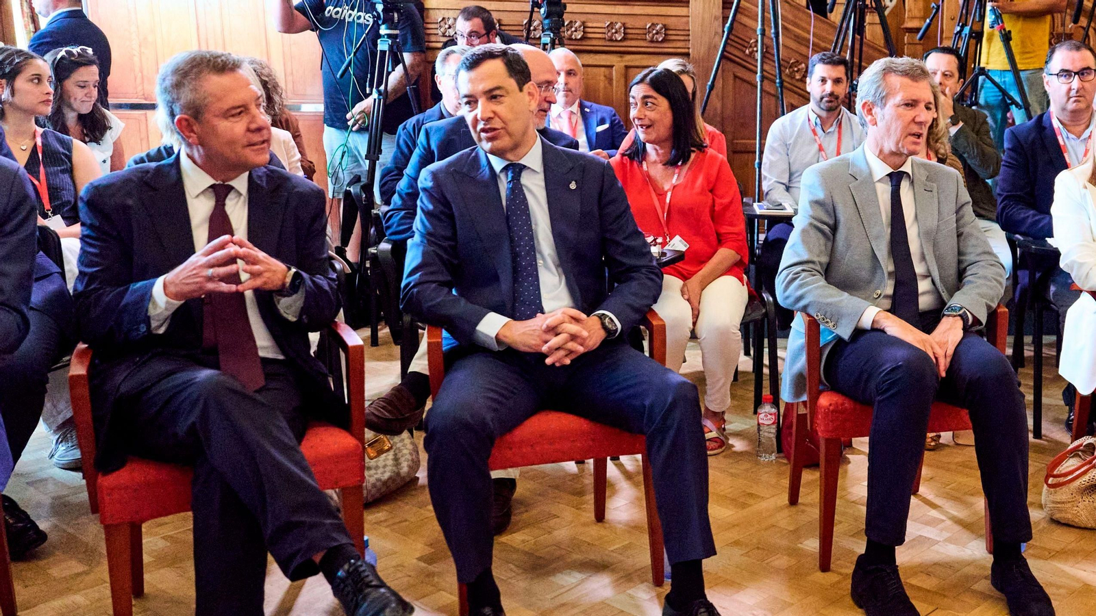 Juanma Moreno, flanqueado por Emiliano García-Page y Alfonso Rueda, durante el acto público ayer en Santander.