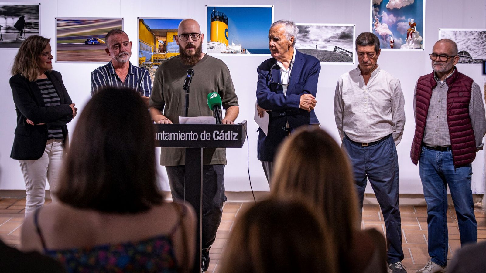 Los miembros de Balaustrada, junto a la concejala de Cultura, en la inauguración de la muestra.