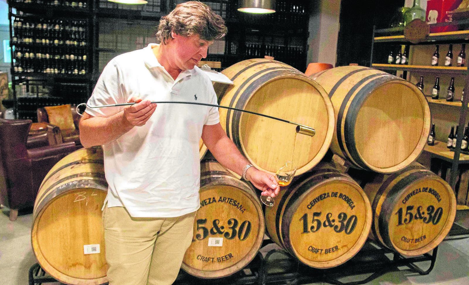 Francisco Galán, director técnico de Sherry Beer SL, muestra el vino oloroso que se encuentra dentro de las botas de su bodega.