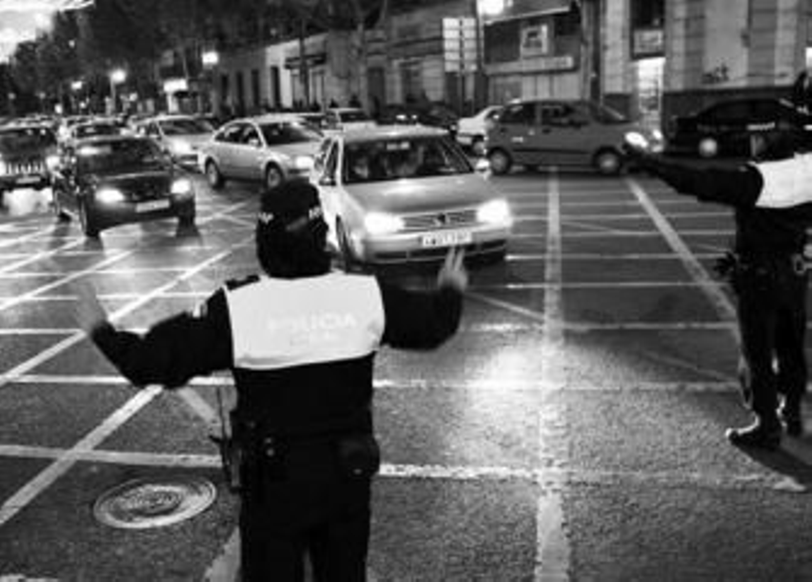 Dos agentes de la Policía Local regulando el tráfico, en una imagen de archivo.