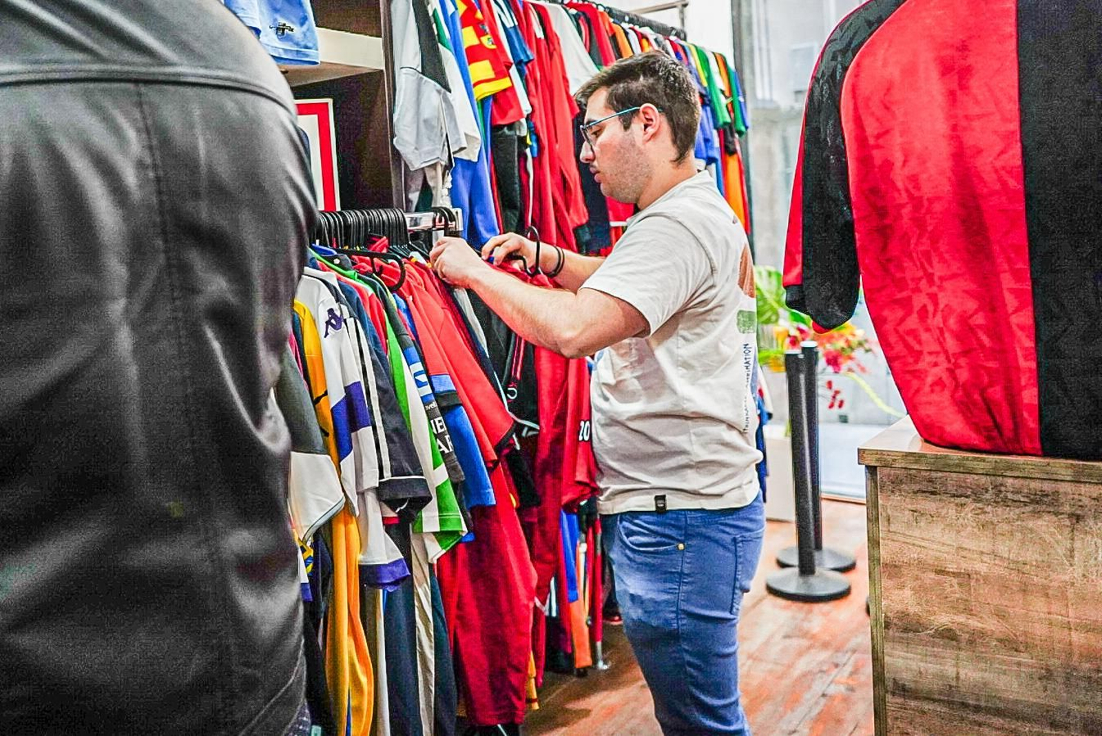 Las imágenes: así es la tienda con más de 3.000 camisetas de fútbol retro de Granada