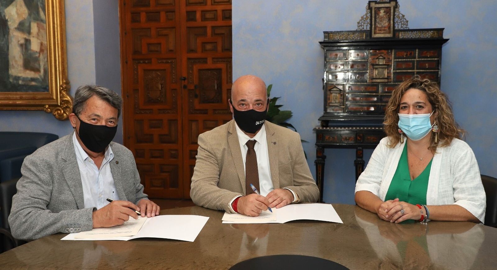 Firma del convenio entre la Diputación y la Fundación Manuel Álvarez Ortega.