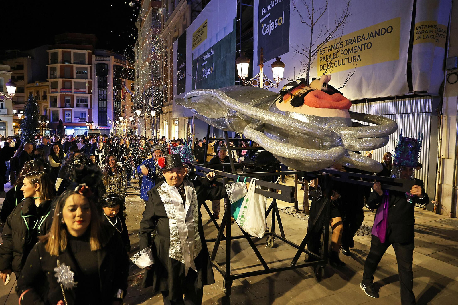 Imágenes del entierro del choco por las calles de Huelva