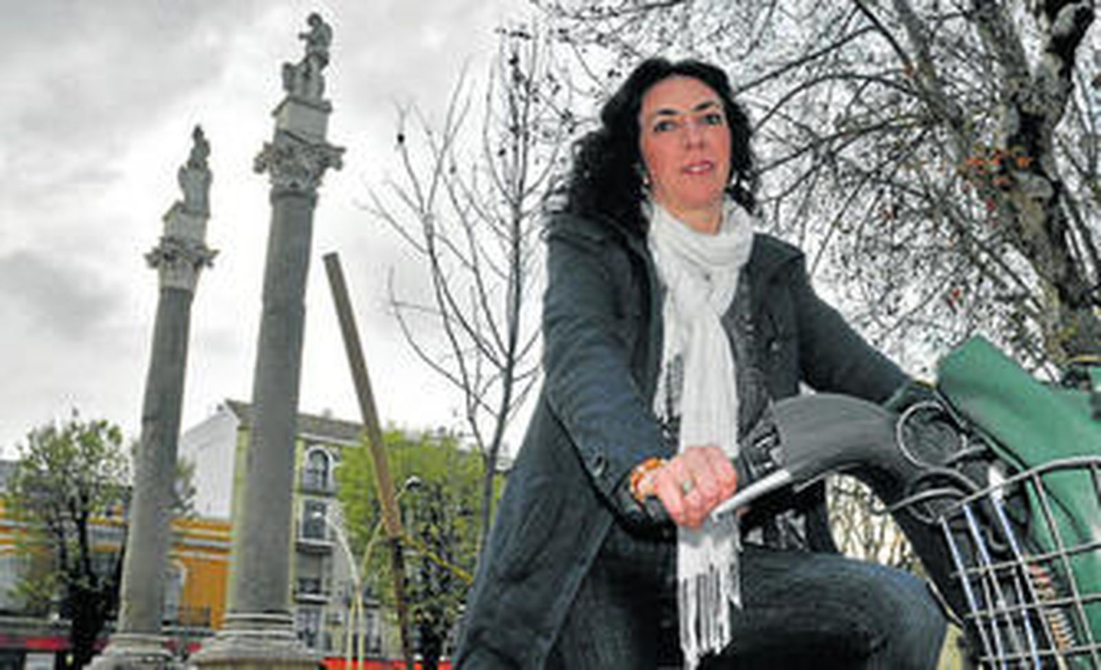 Reyes Aguilar, ayer, en la estación de bibicletas de la Alameda de Hércules.