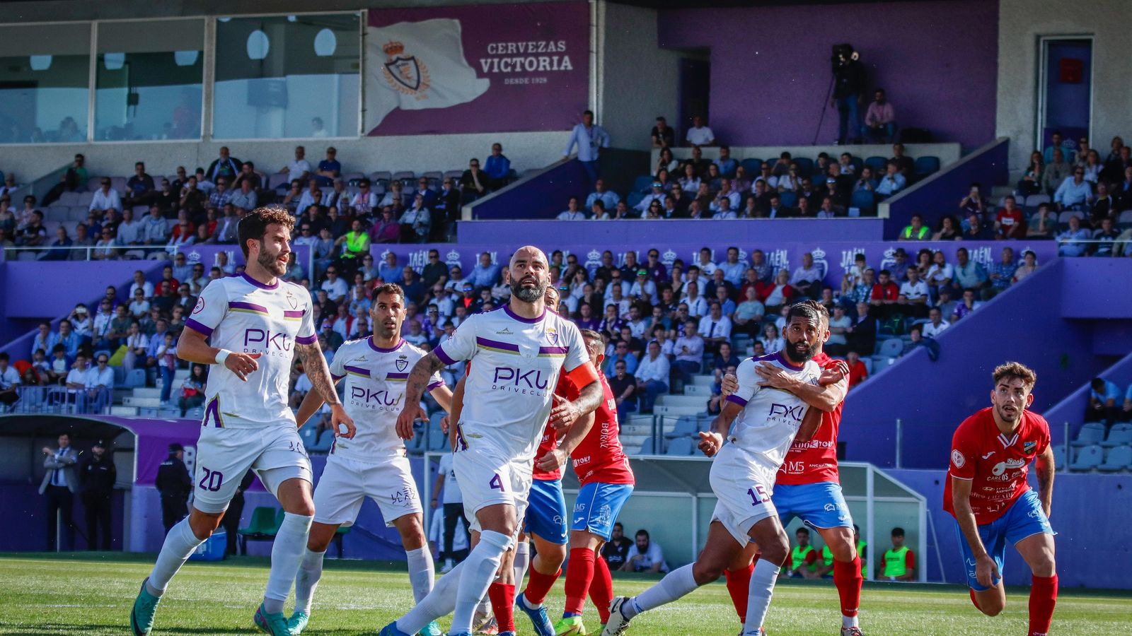 Una de las acciones del partido a balón parado.