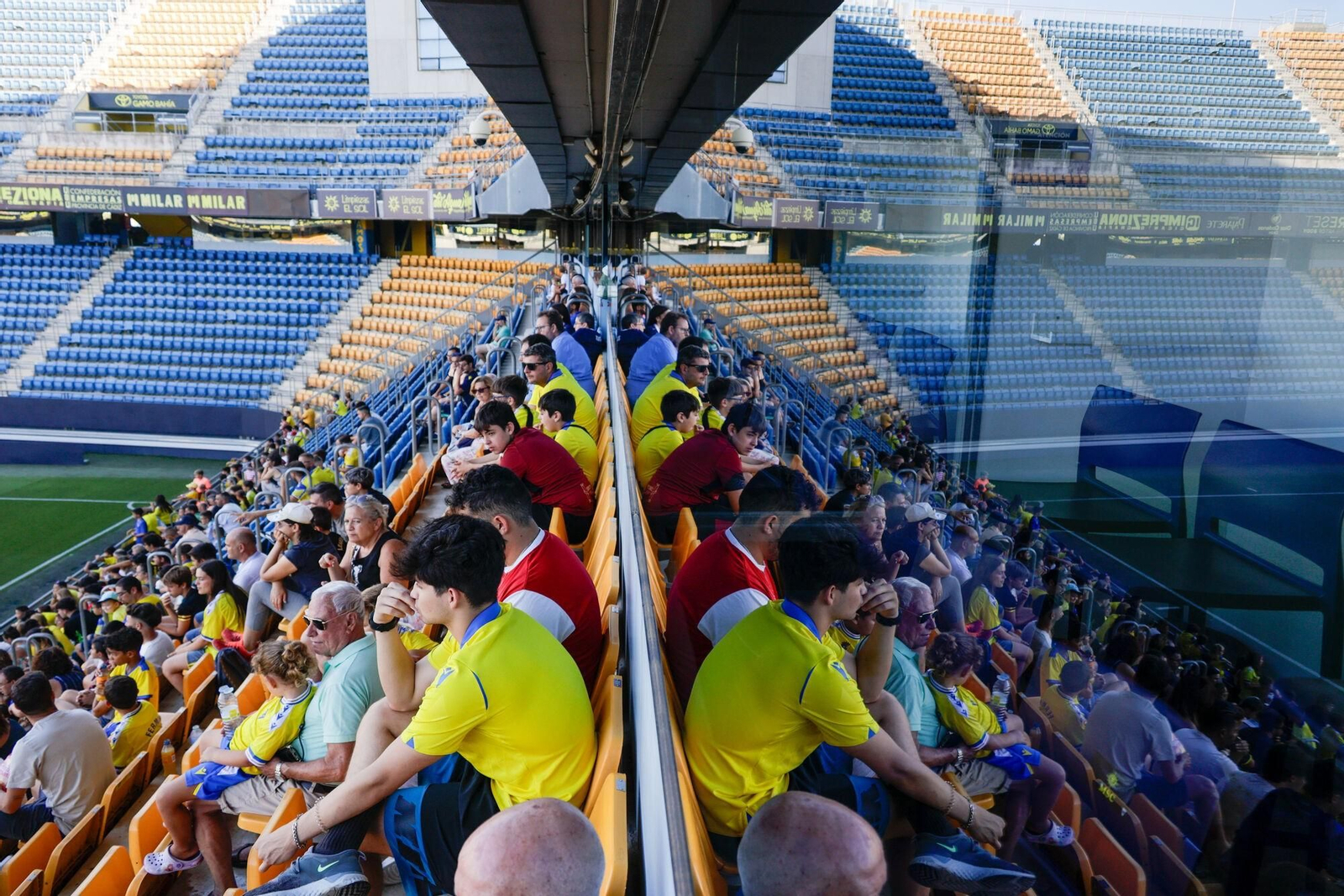 Aficionados reflejados en los cristales de la parte superior de la grada baja de Tribuna. Aficionados reflejados en los cristales de la parte superior de la grada baja de Tribuna.