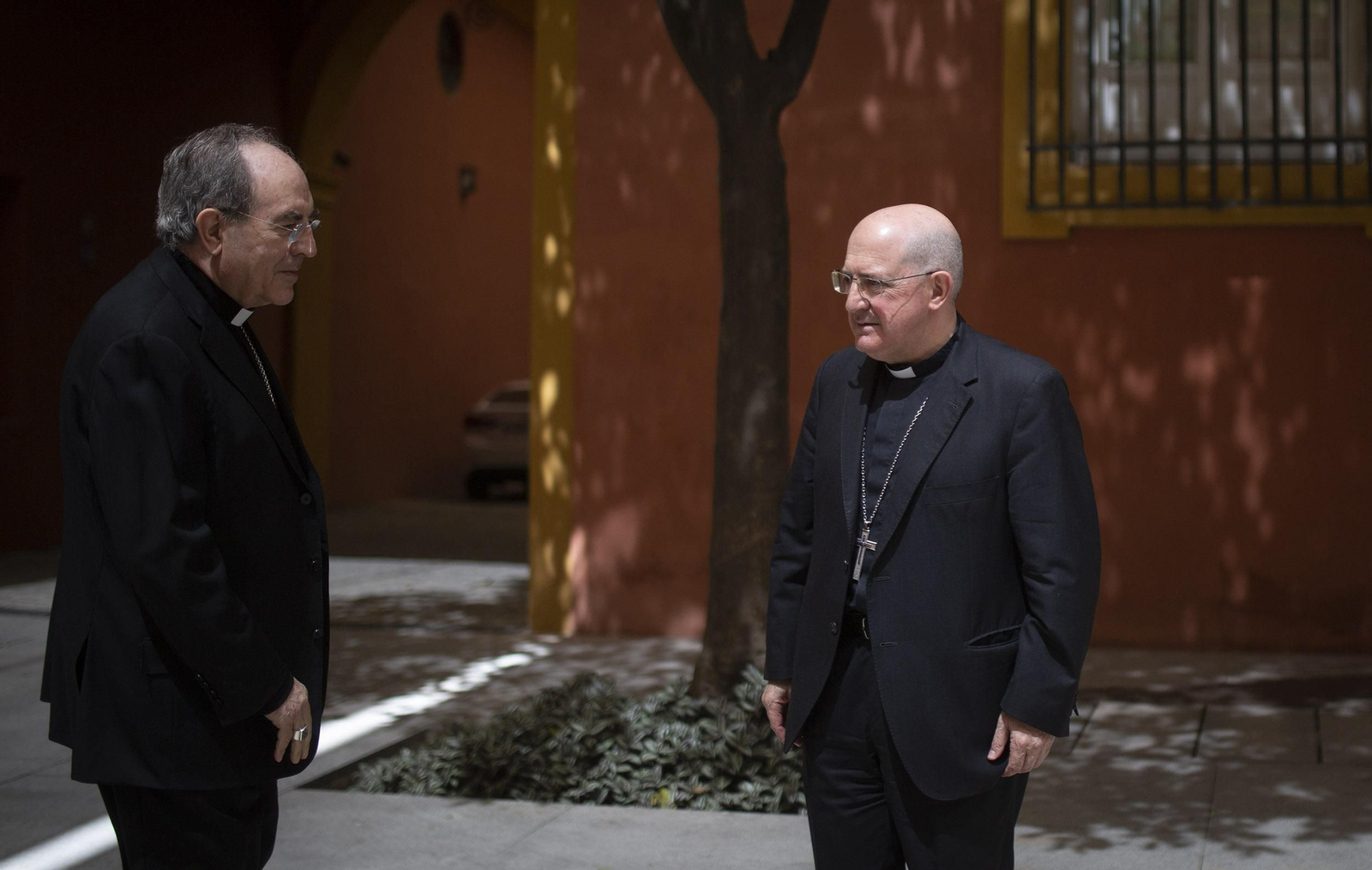 Monseñor Asenjo y monseñor Gómez Sierra, ayer en el patio del Palacio Arzobispal