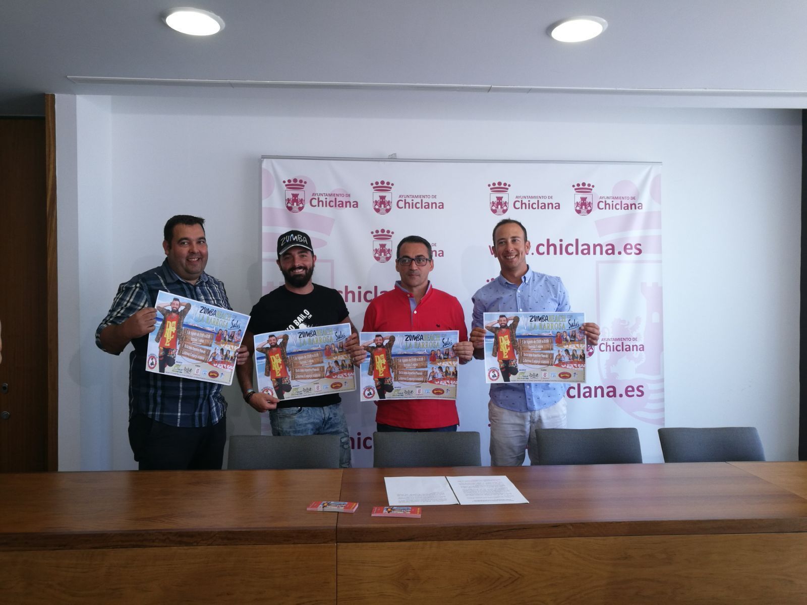 Momento de la presentación de la cartelería del evento.