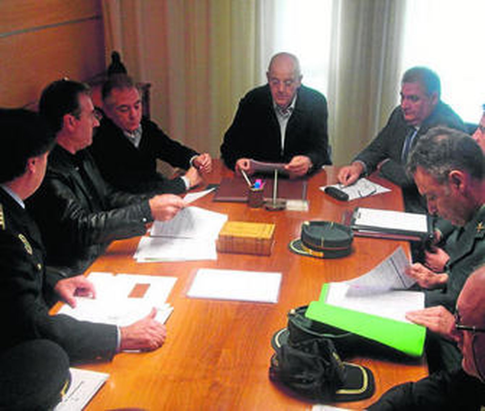 El alcalde de El Ejido presidió ayer la junta local de seguridad que se celebró en el despacho de alcaldía.