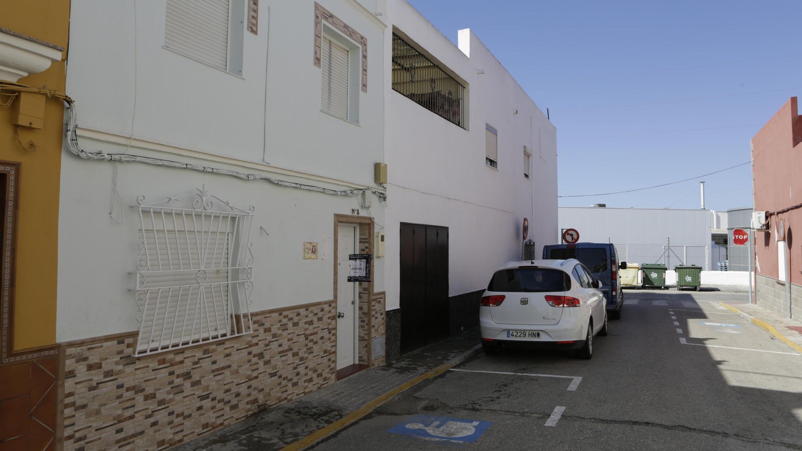 La casa de la familia, con el aparcamiento para discapacitados que utilizaba David.