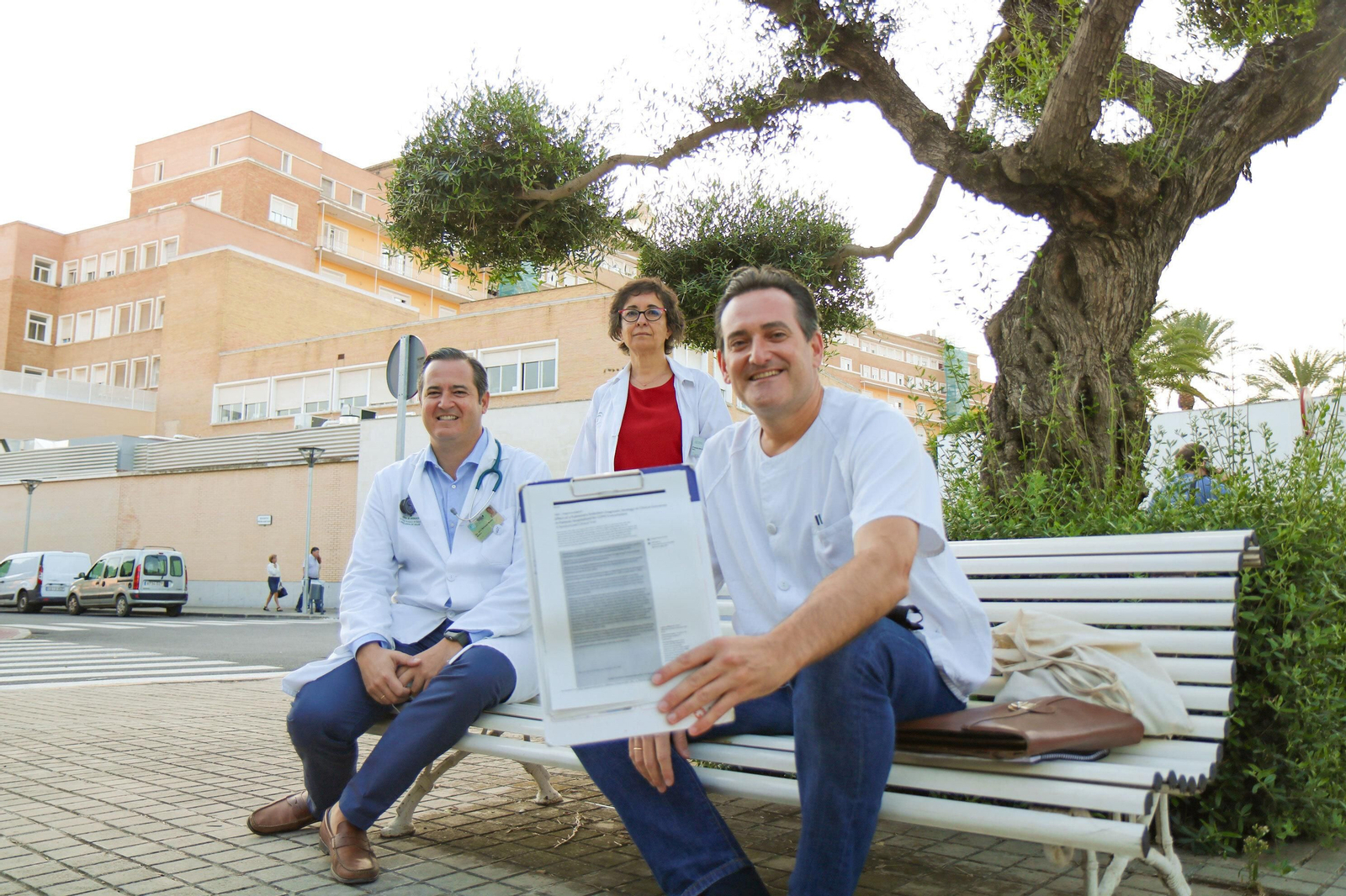 Los tres profesionales del Virgen del Rocío, de izquierda a derecha, Eduardo Márquez Martín, Remedios Otero Candelera y Luis Jara Palomares.