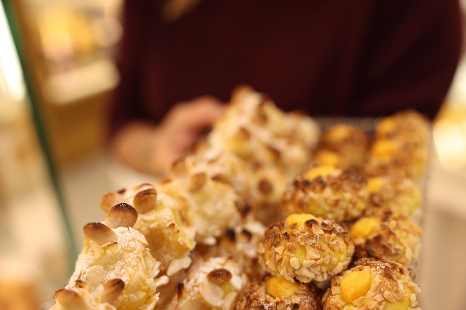 Una bandeja de panellets.