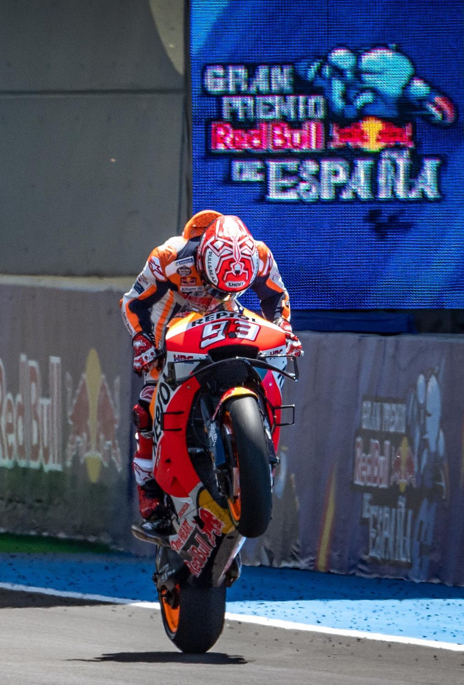 Márquez hace un caballito tras su victoria en Jerez en 2019.