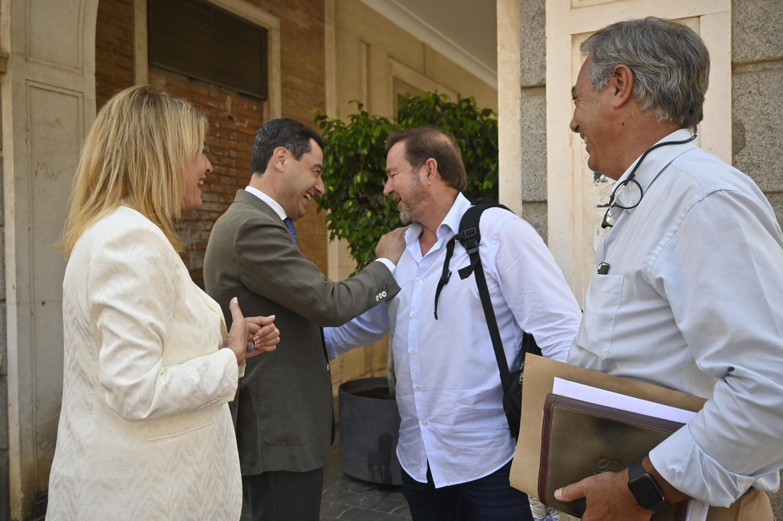 Visita de Juanma Moreno al Ayuntamiento de Huelva, en Imágenes