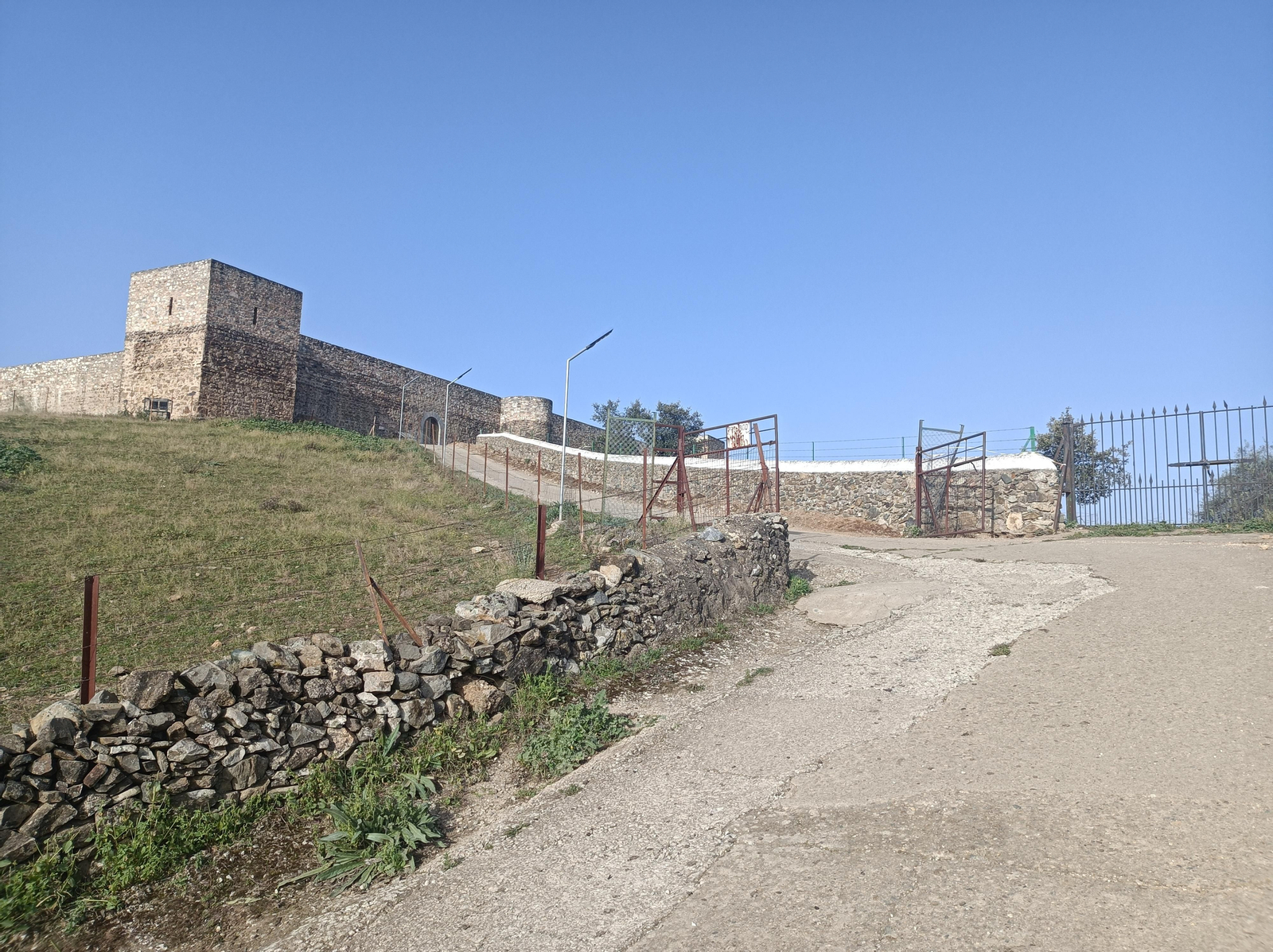 El primer paso es ascender al Castillo de El Real de la Jara desde el pueblo. No tiene pérdida. Una cuesta ascendente deja las casas atrás pronto