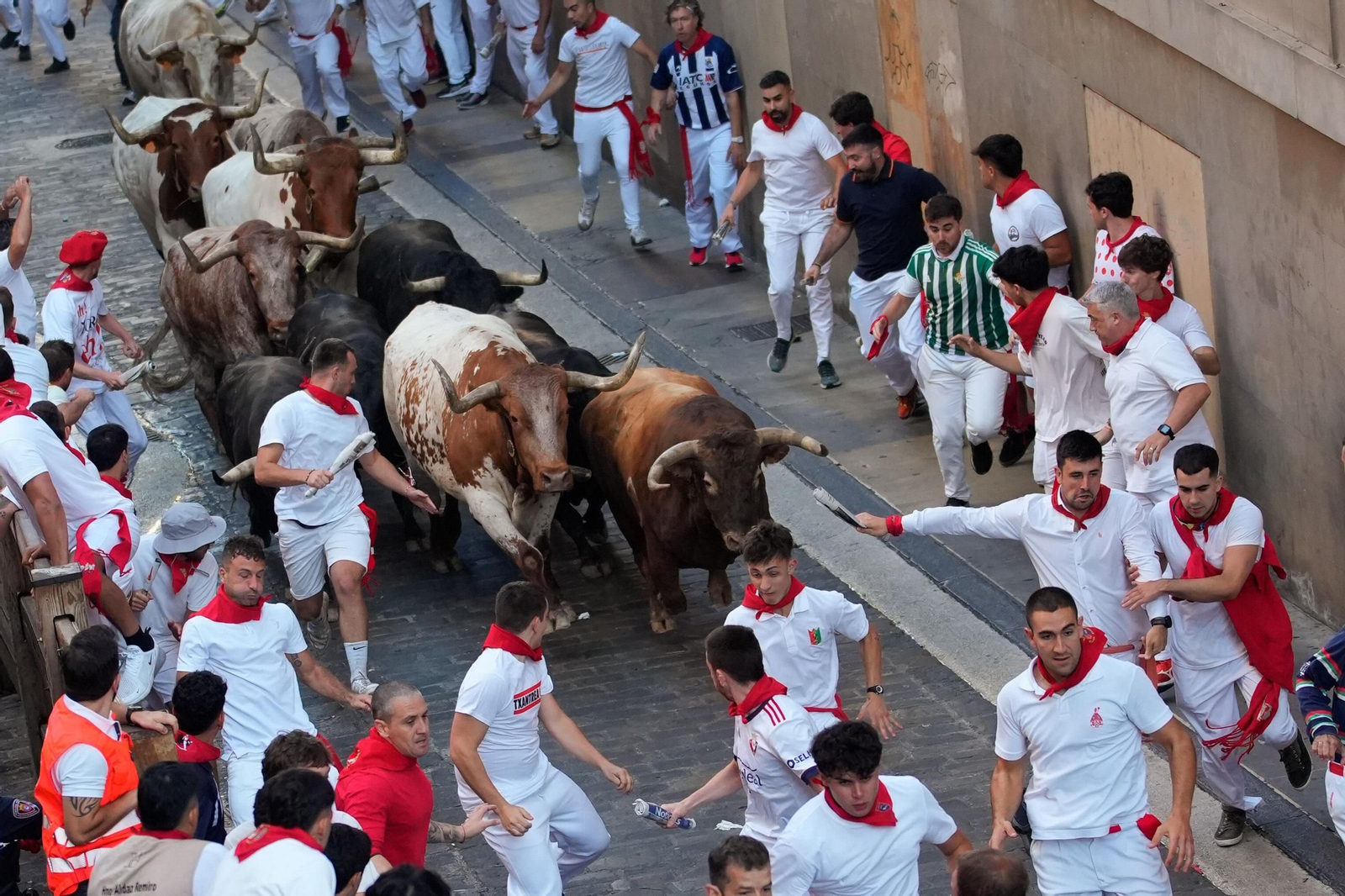 La bravura de Tarifa se hace notar en Pamplona: tres heridos en un encierro con toros de La Palmosilla