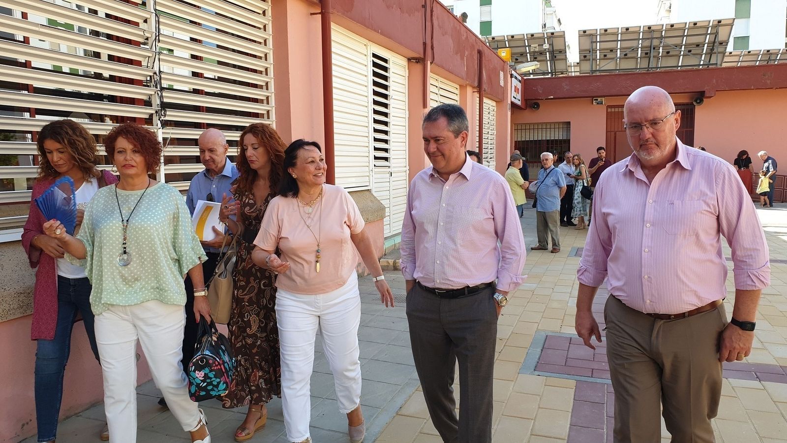 El alcalde Juan Espadas, durante su visita al colegio Argote de Molina.