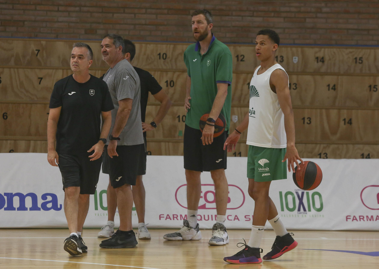 Las fotos de los jóvenes del Unicaja en Los Guindos