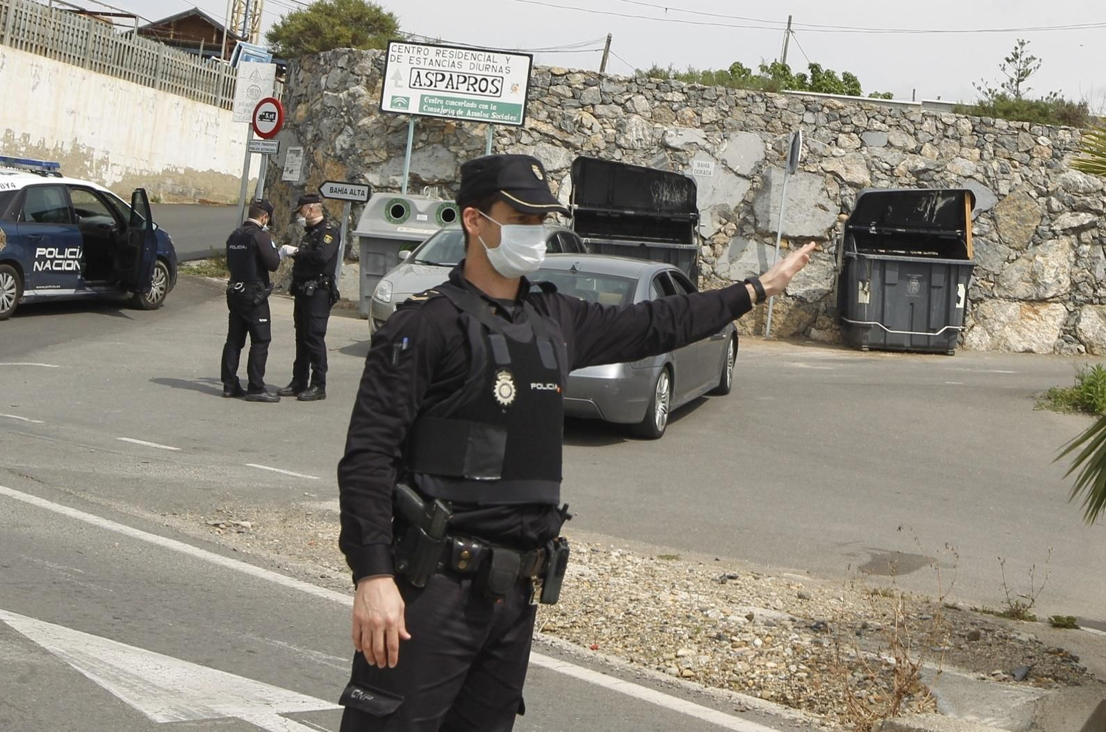 Policía Nacional realizando controles de tráfico durante la cuarentena. Policía Nacional realizando controles de tráfico durante la cuarentena.