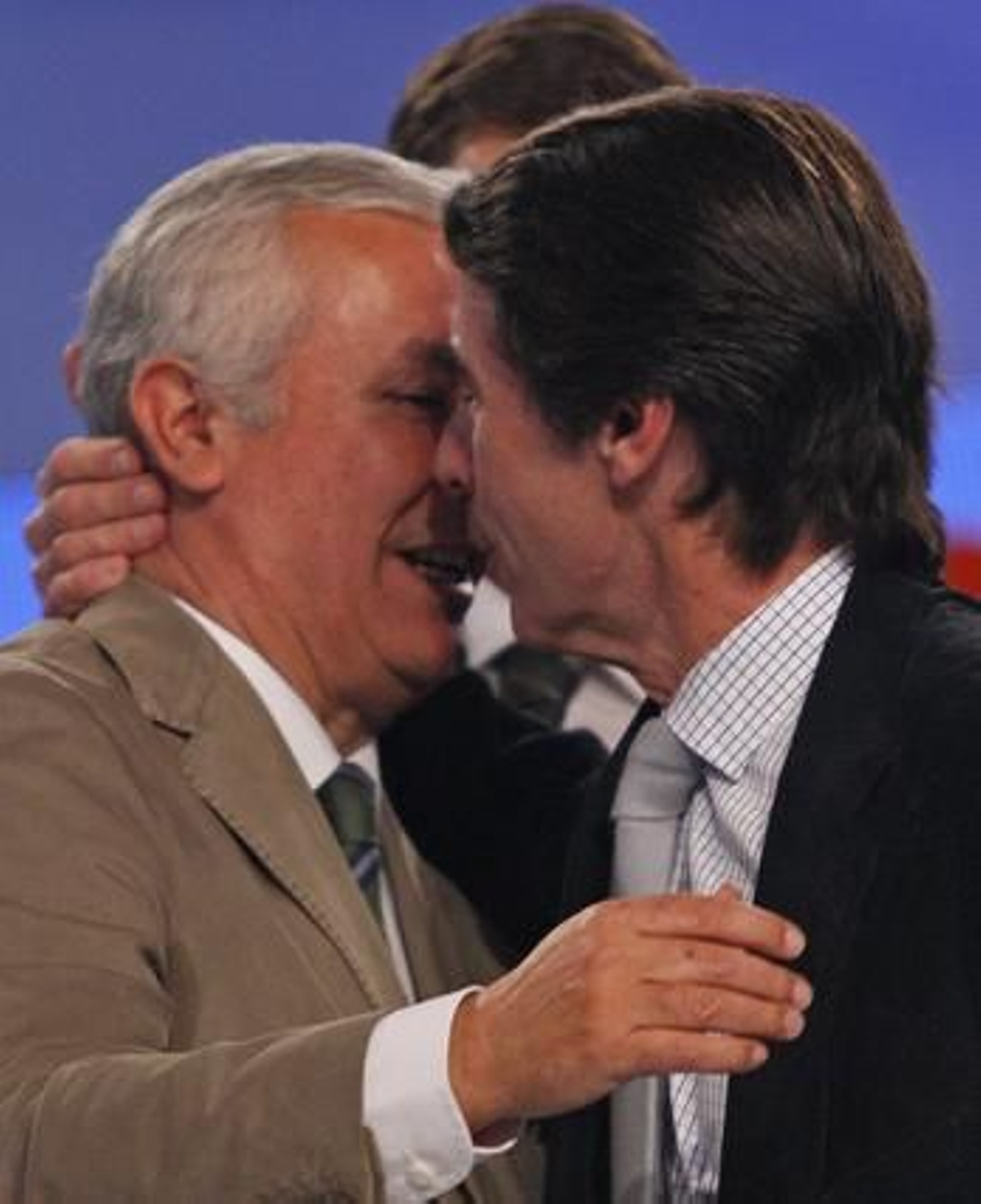 Aznar saluda de cerca a Javier Arenas. 

Foto: Antonio Pizarro