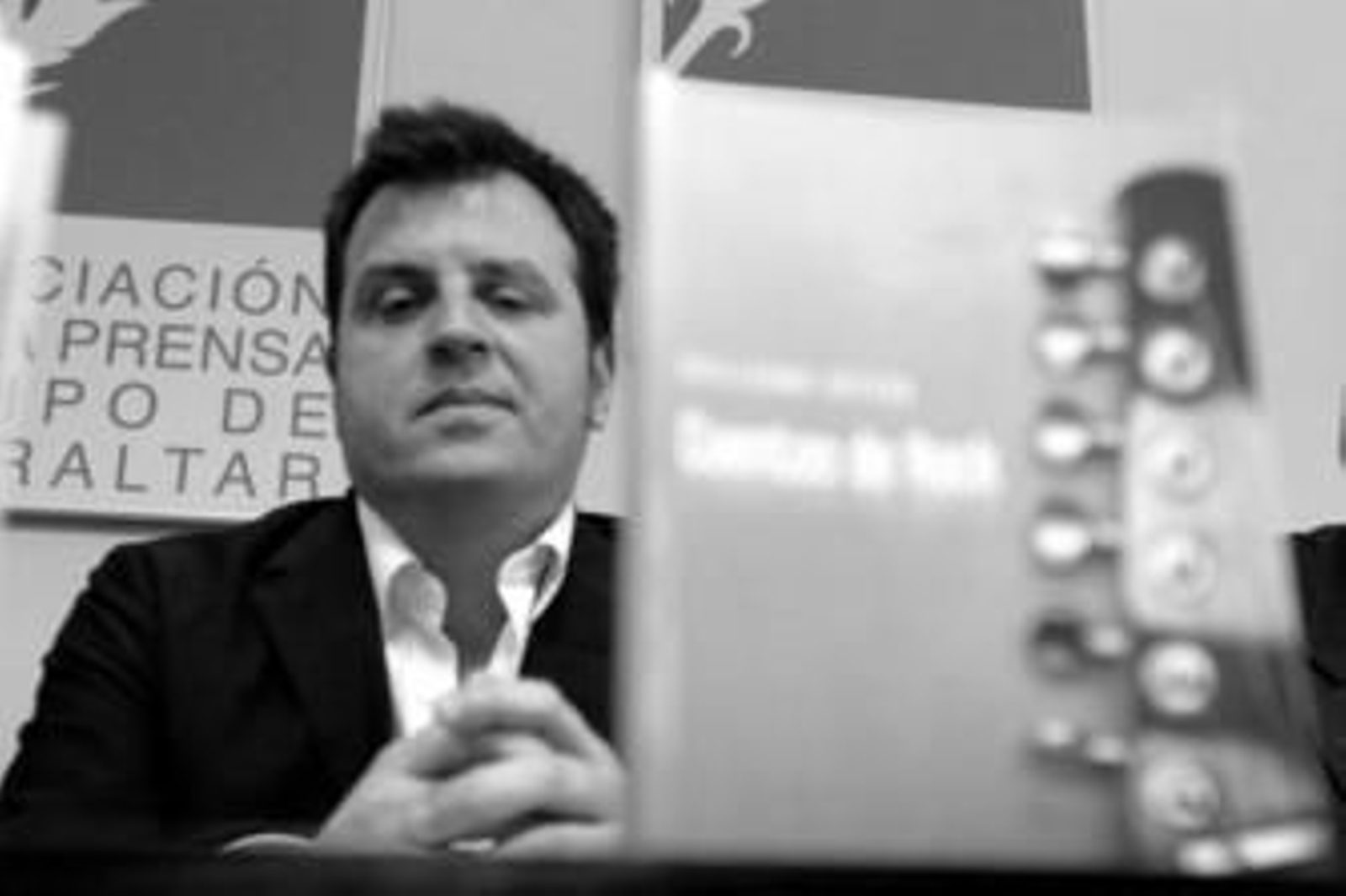 Guillermo Ortega junto a su libro, que presentó ayer en Algeciras.