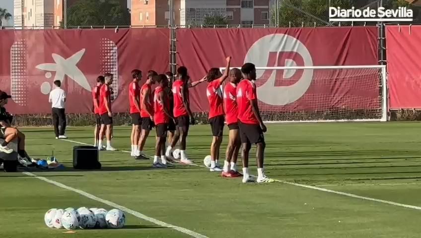 El show de Guido Bonini en el entrenamiento del Sevilla FC: "¡Despertémonos!"