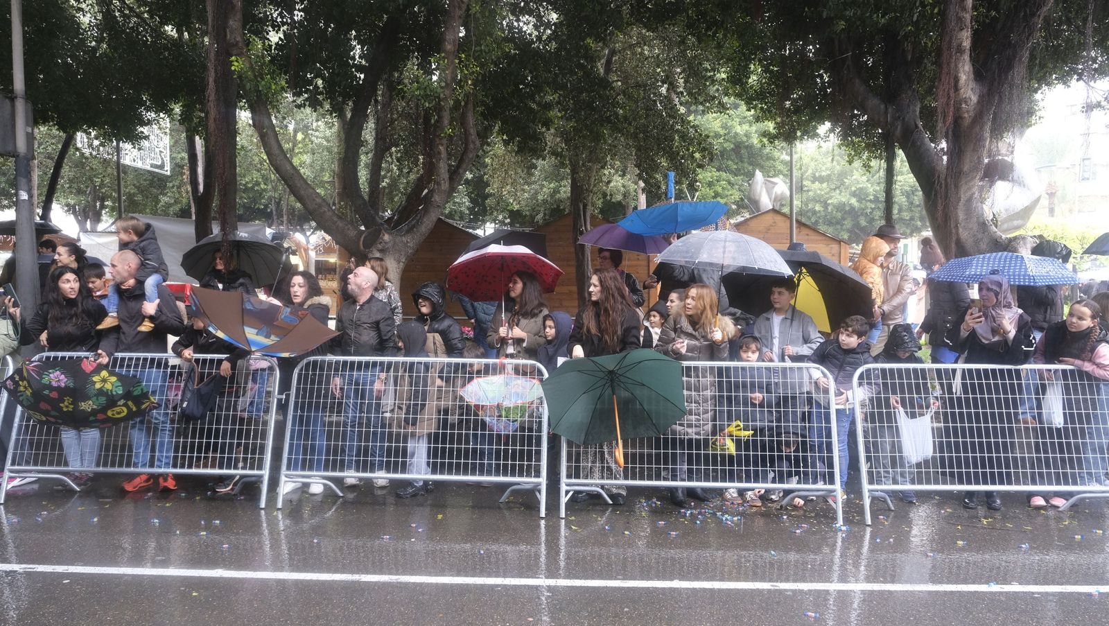Fotografías de la cabalgata de los Reyes Magos pasada por agua en Almería
