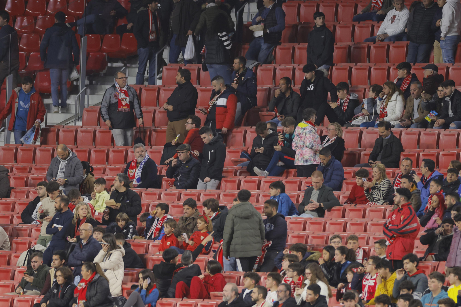 Búscate en las fotos del SEVILLA FC-PSV EINDHOVEN