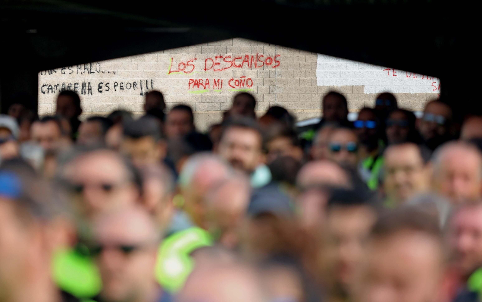 La asamblea informativa de los huelguistas de Acerinox, en imágenes
