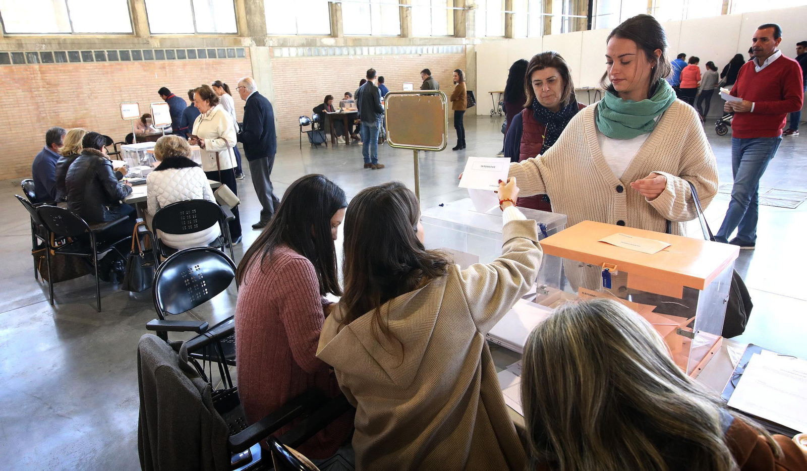 Mesas electorales en el interior de Ifeca.
