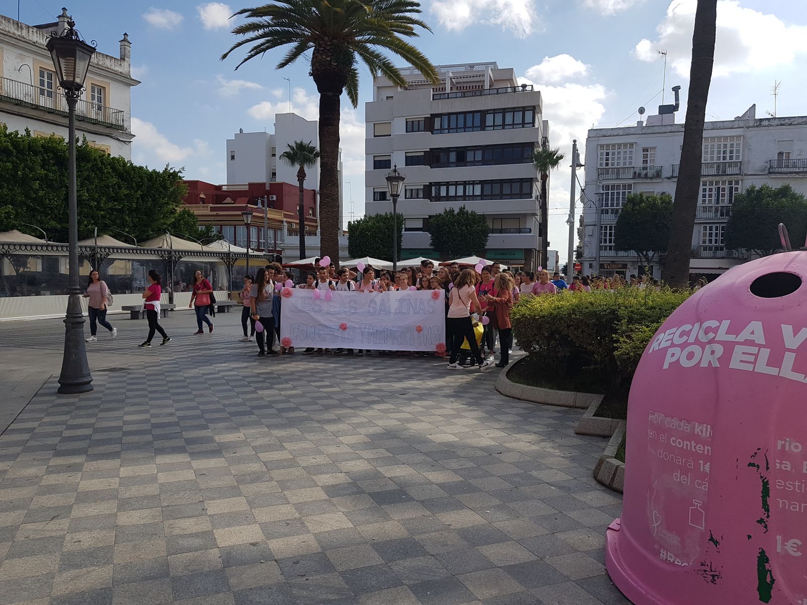 Marcha de alumnos del instituto Las Salinas, a su llegada a la Plaza del Rey.