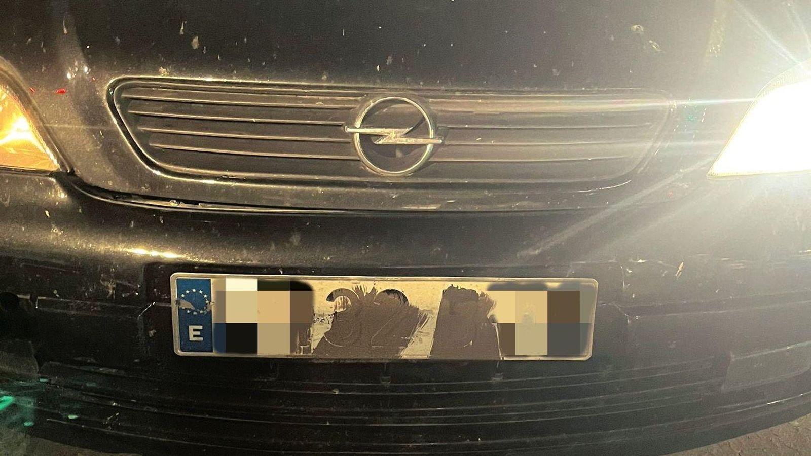 La matrícula parcialmente ocultada por barro