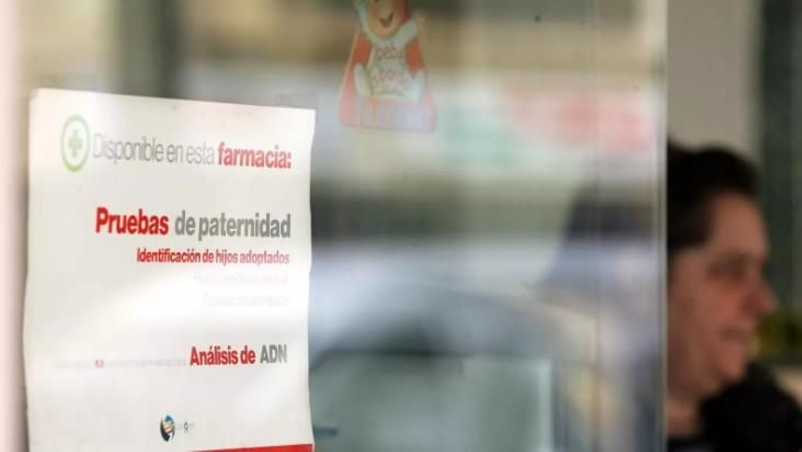Un cartel de una farmacia donde se hacen pruebas de paternidad.