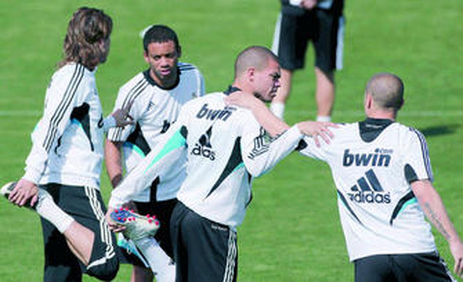 Pepe realiza estiramientos con Cannavaro en Valdebebas horas antes de ser sancionado.