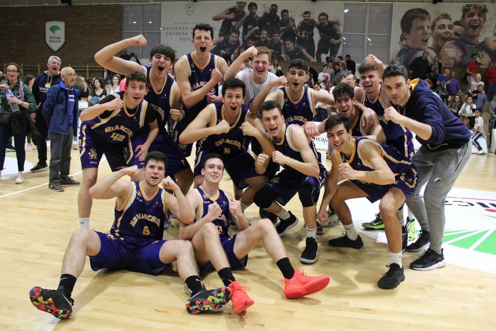 Los jugadores del Novaschool celebran su pase.