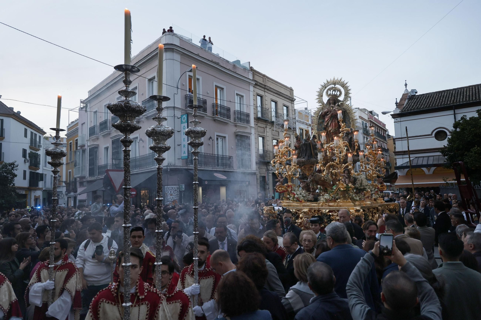 La Reina De los Santos recorre las calles de su barrio