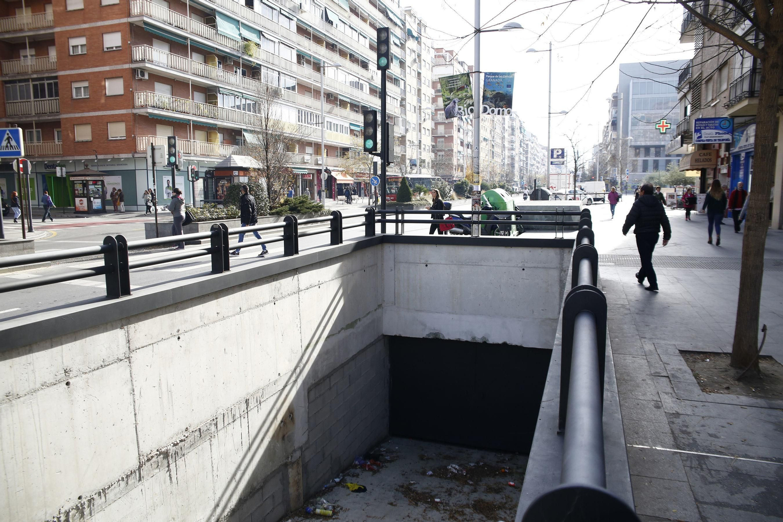 La rampa de acceso al aparcamiento acumula suciedad.