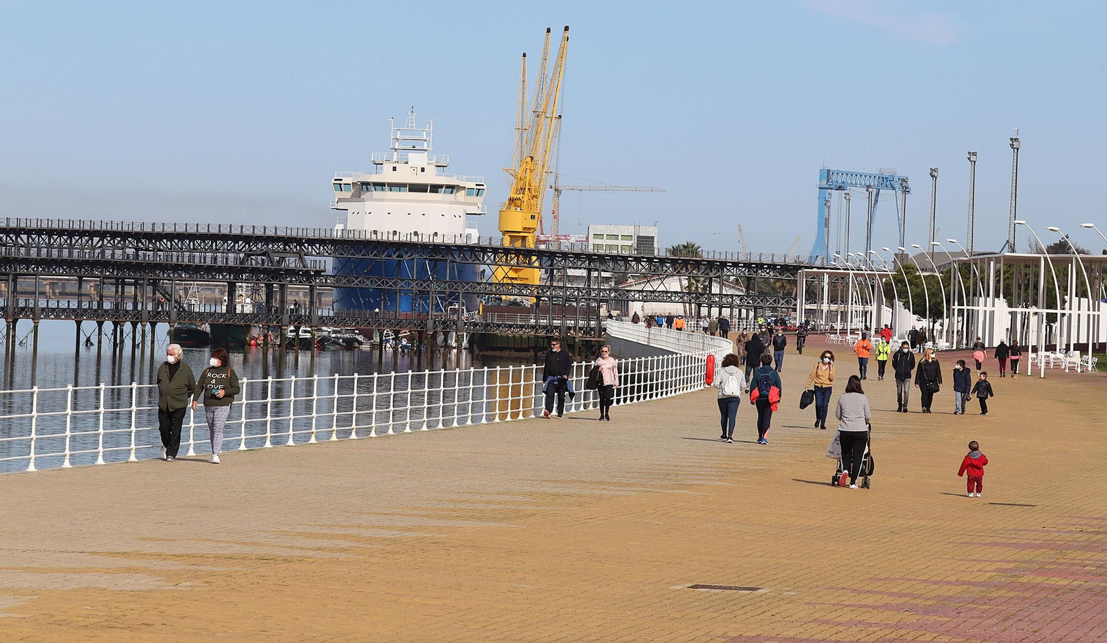 El buen tiempo del sábado llena de onubenses el Paseo de la Ría