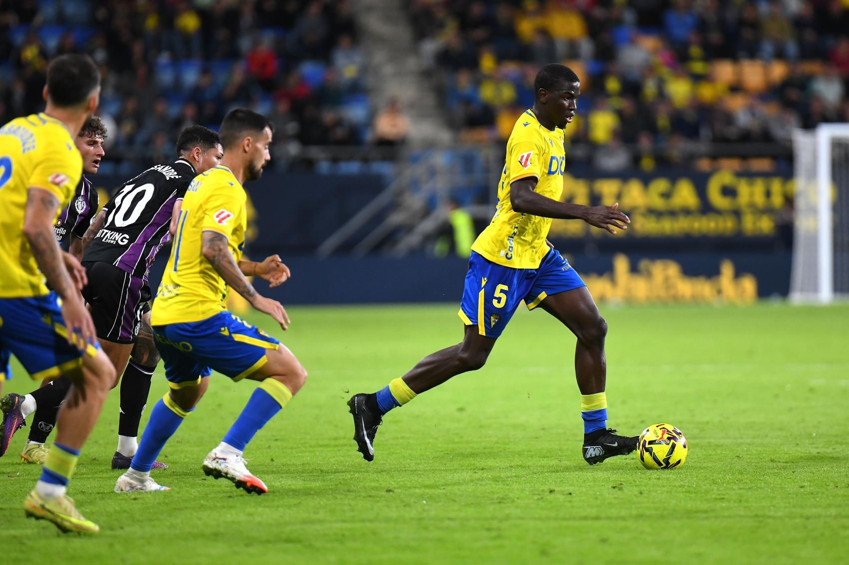 Moussa ve medio llena la botella del Cádiz CF