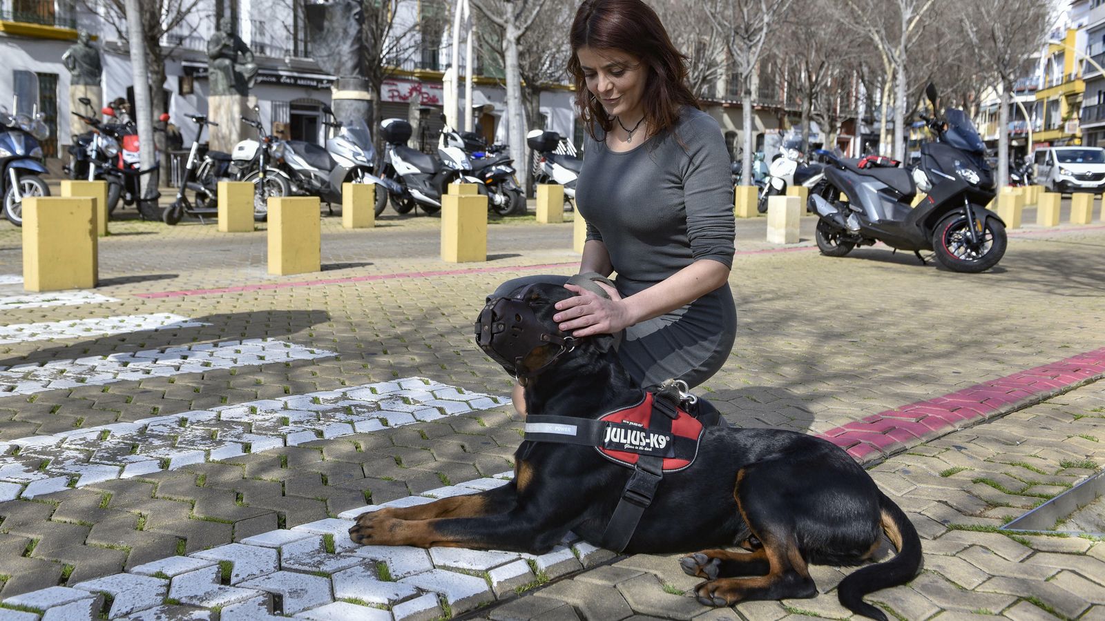 Una mujer acaricia a su perro en la Alameda.