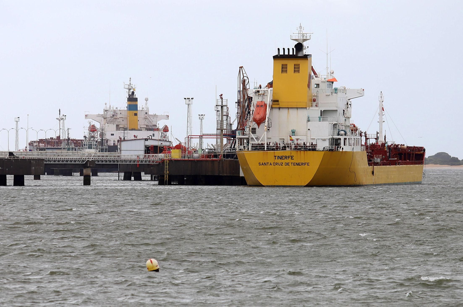 Labores de descarga de graneles sólidos en el Puerto de Huelva.