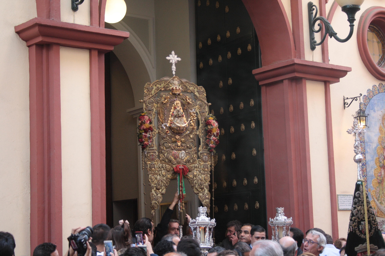 Traslado del Simpecado de la Hermandad del Rocío de Triana, en imágenes