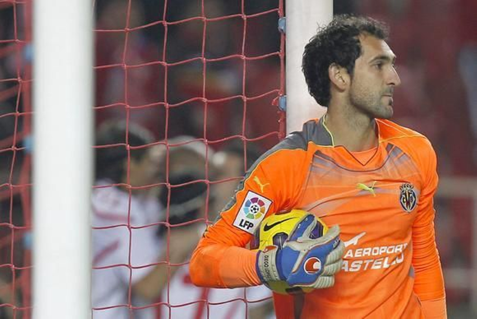 El Sevilla celebra la vuelta de Sergio Sánchez a los terrenos de juego con el pase a las semifinales de Copa del Rey ante el Villarreal (3-0). / EFE