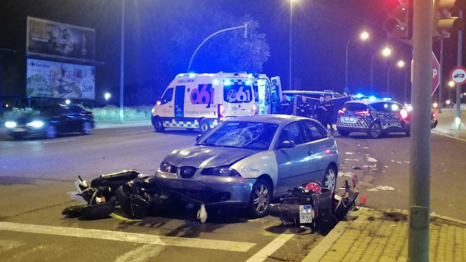 El turismo y las dos motocicletas implicadas en el suceso.