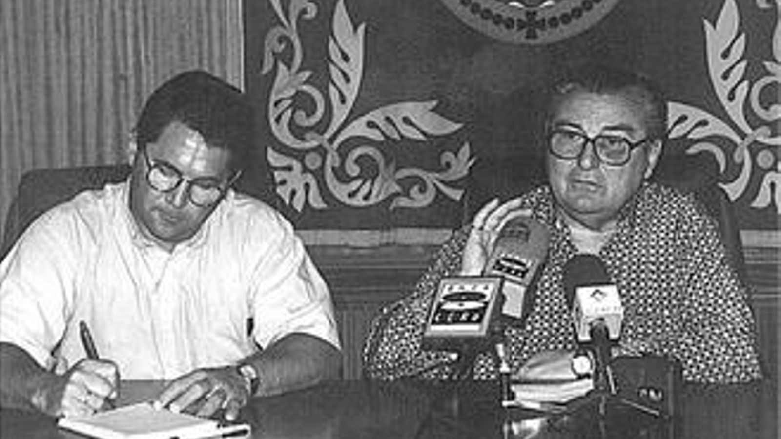 Antonio Peña, a la izquierda, junto a Felipe Benítez, alcalde carismático de Rota, en una rueda de prensa en en 1997. Antonio Peña, a la izquierda, junto a Felipe Benítez, alcalde carismático de Rota, en una rueda de prensa en en 1997.