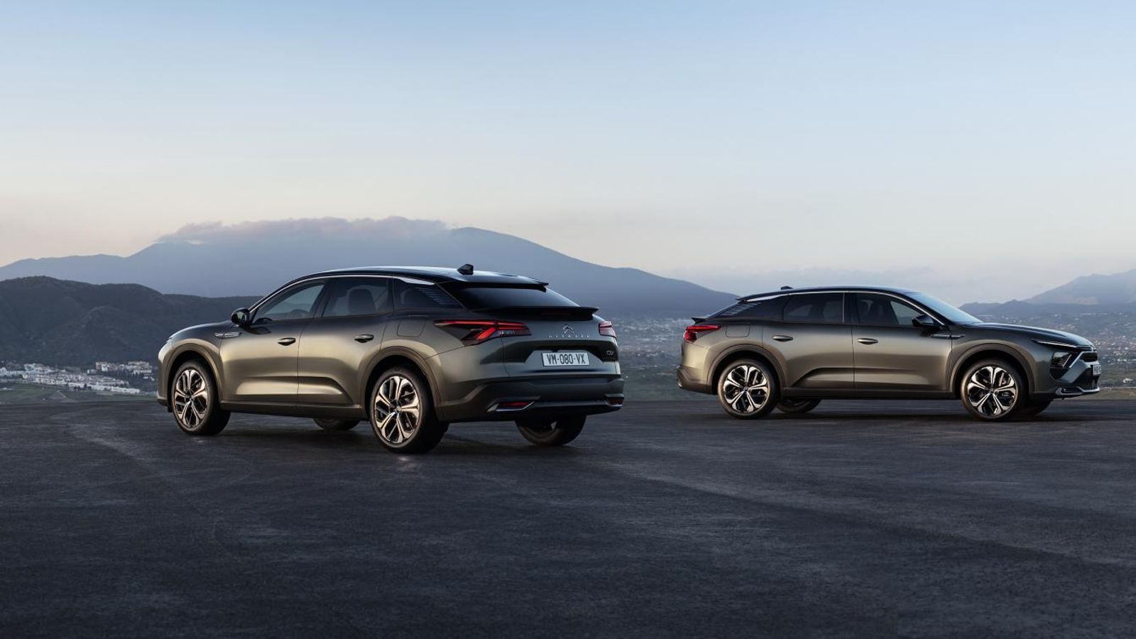 Esta nueva variante le permite a Citroën disponer de dos versiones de distinta potencia, 180 y 225 CV, en el que es su turismo de mayor tamaño. Esta nueva variante le permite a Citroën disponer de dos versiones de distinta potencia, 180 y 225 CV, en el que es su turismo de mayor tamaño.