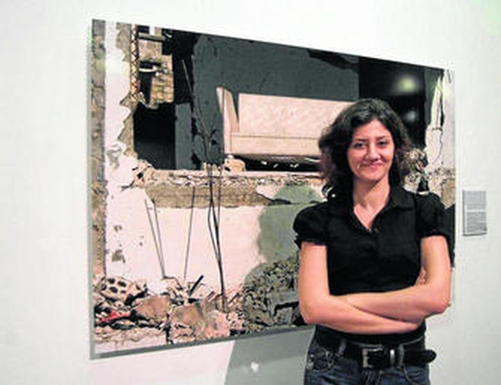 Dalia Khamissy junto a una de las obras de la serie 'Espacios abandonados' ayer en el CAF.