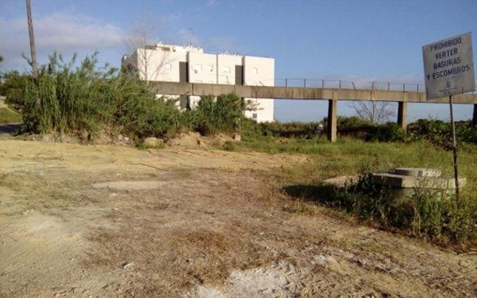 El Ayuntamiento retira los escombros acumulados en la Hijuela de la Canaleja El Ayuntamiento retira los escombros acumulados en la Hijuela de la Canaleja