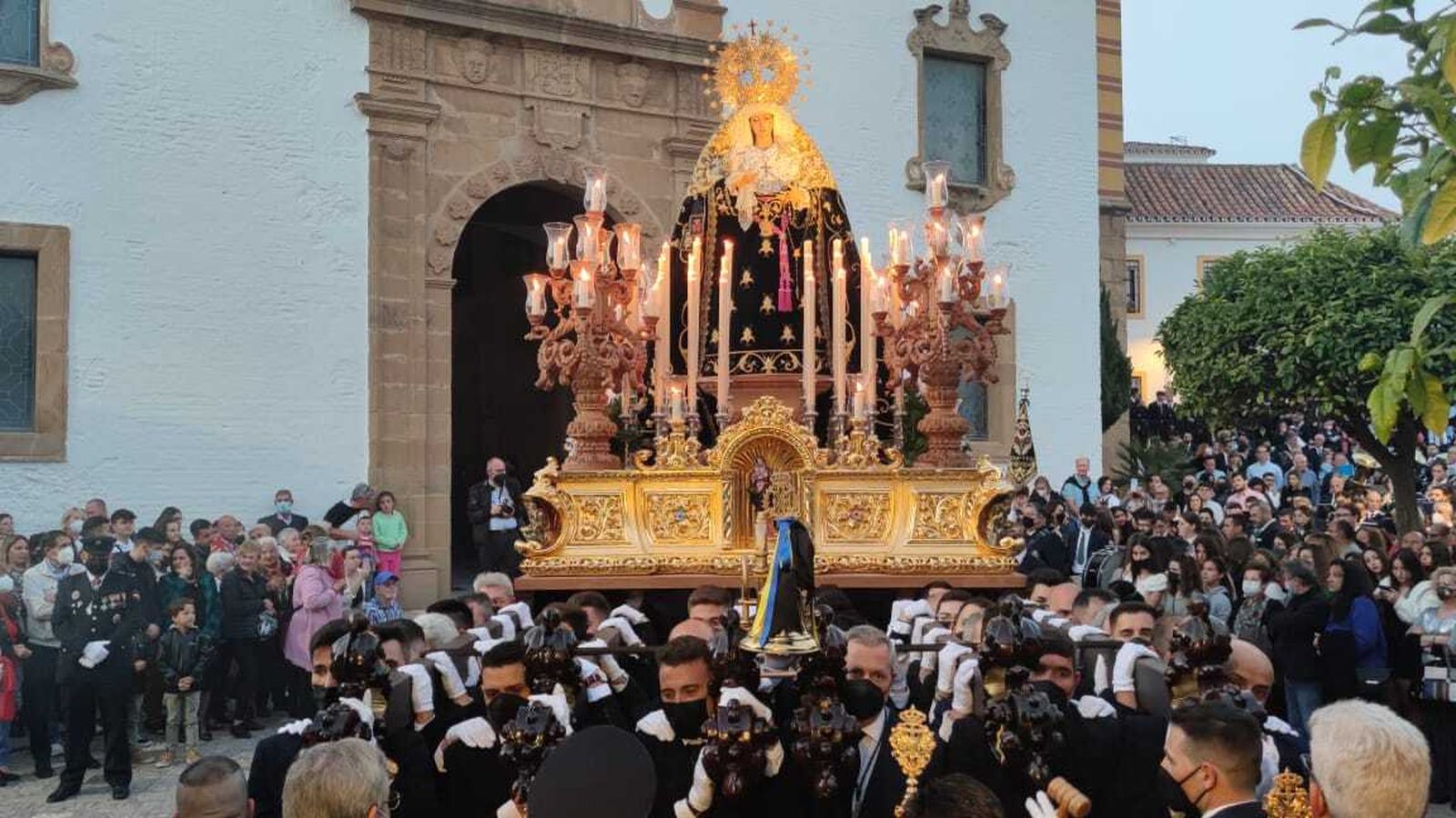 El trono de la Virgen a su salida de la Iglesia Santa María de los Remedios.