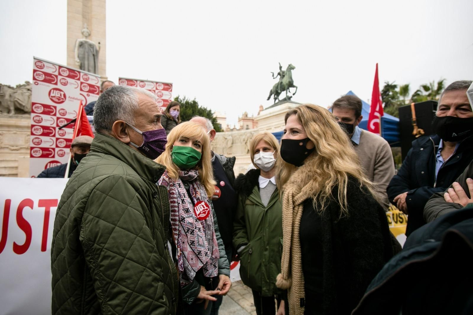 Pepe Álvarez y Carmen Castilla, secretarios generales de UGT y UGT-A, charlan con Ana Mestre, presidenta del PP de Cádiz, en la concentración por la industria.